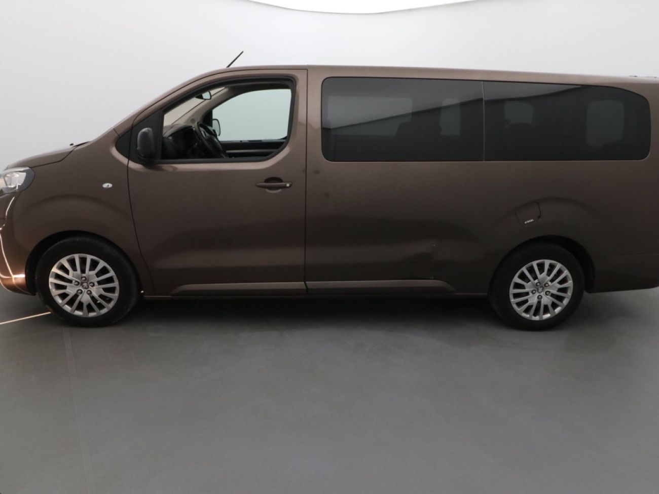 Mandataire PEUGEOT TRAVELLER 1.5 BLUEHDI 120CH S&S LONG BUSINESS 9 PLACES