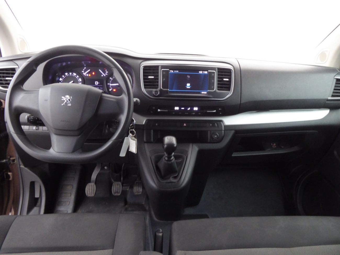 Mandataire PEUGEOT TRAVELLER 1.5 BLUEHDI 120CH S&S LONG BUSINESS 9 PLACES