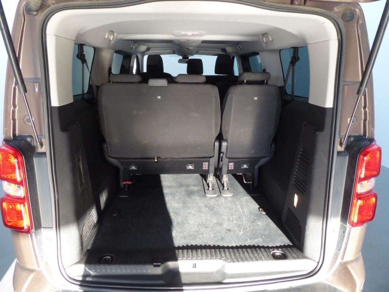 Mandataire PEUGEOT TRAVELLER 1.5 BLUEHDI 120CH S&S LONG BUSINESS 9 PLACES