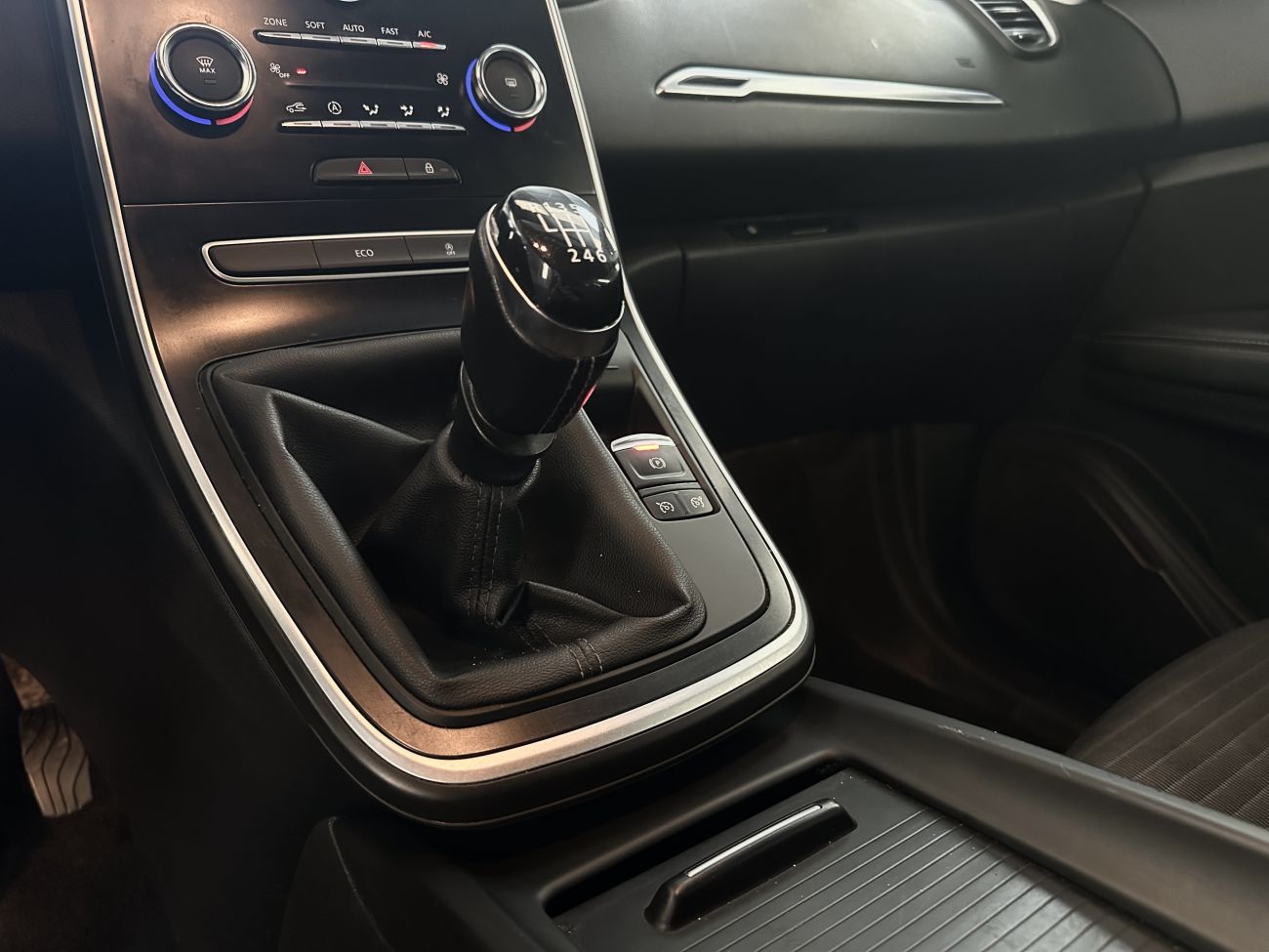 Mandataire RENAULT SCENIC IV BUSINESS TCe 115 FAP Business