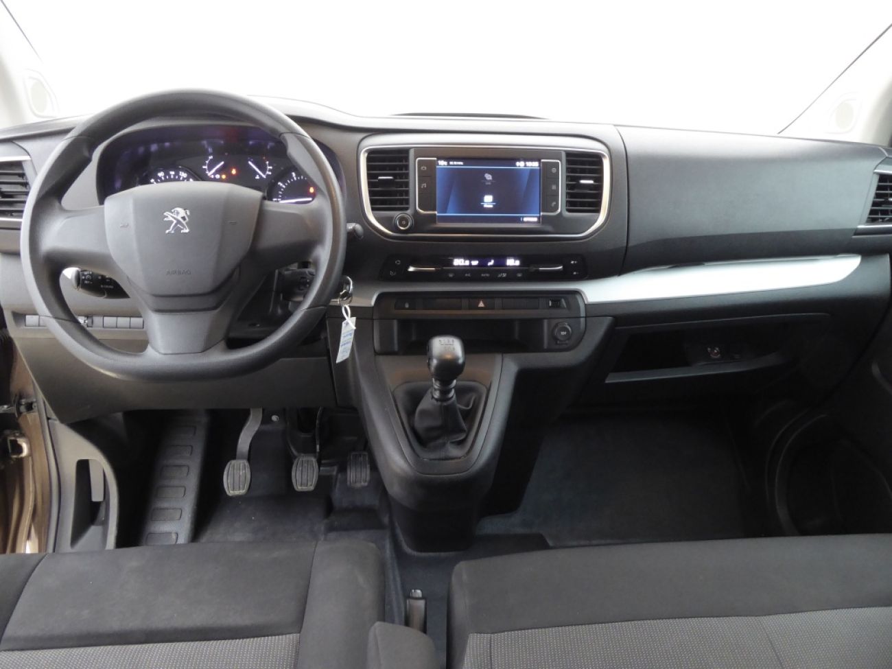 Mandataire PEUGEOT TRAVELLER 1.5 BLUEHDI 120CH S&S LONG BUSINESS 9 PLACES