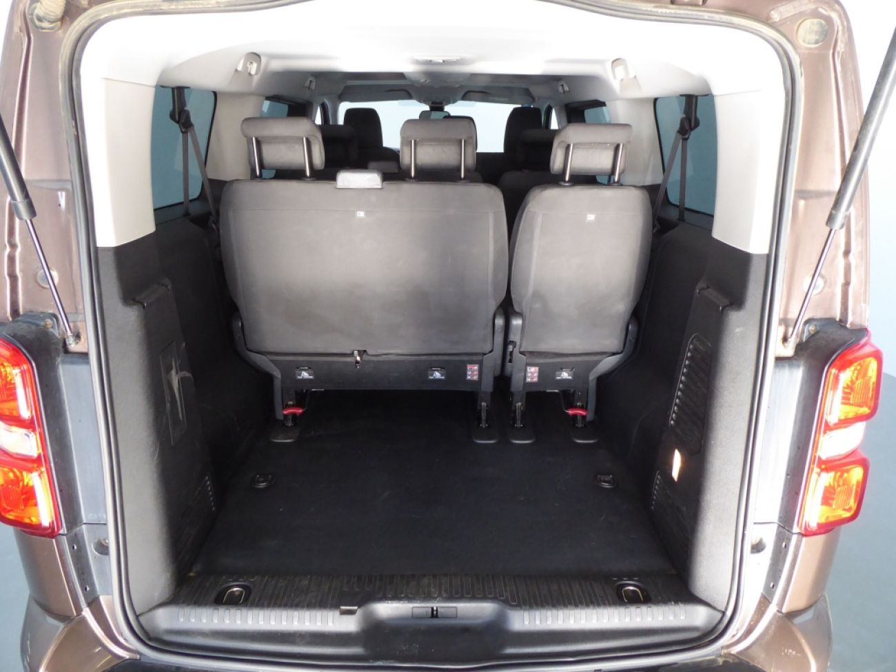 Mandataire PEUGEOT TRAVELLER 1.5 BLUEHDI 120CH S&S LONG BUSINESS 9 PLACES