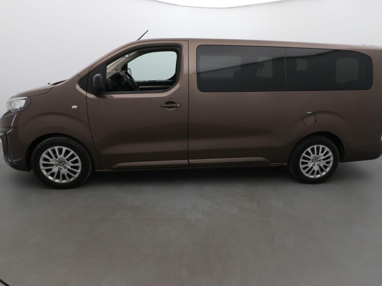 Mandataire PEUGEOT TRAVELLER 1.5 BLUEHDI 120CH S&S LONG BUSINESS 9 PLACES
