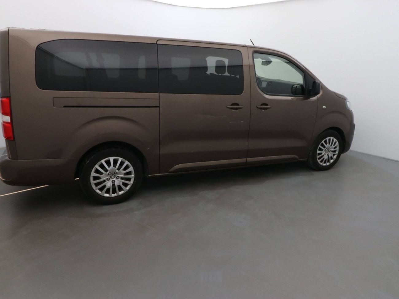 Mandataire PEUGEOT TRAVELLER 1.5 BLUEHDI 120CH S&S LONG BUSINESS 9 PLACES
