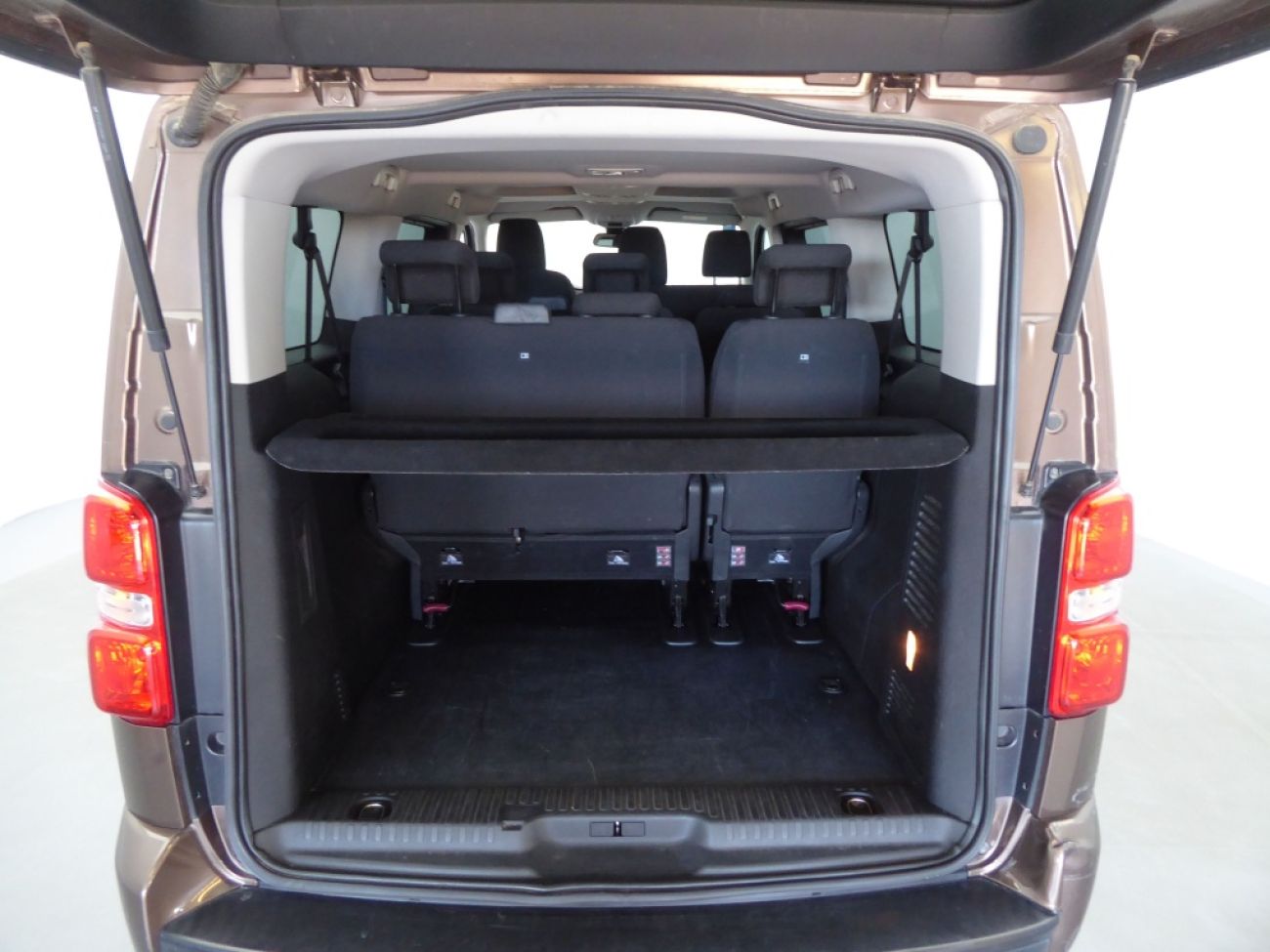 Mandataire PEUGEOT TRAVELLER 1.5 BLUEHDI 120CH S&S LONG BUSINESS 9 PLACES