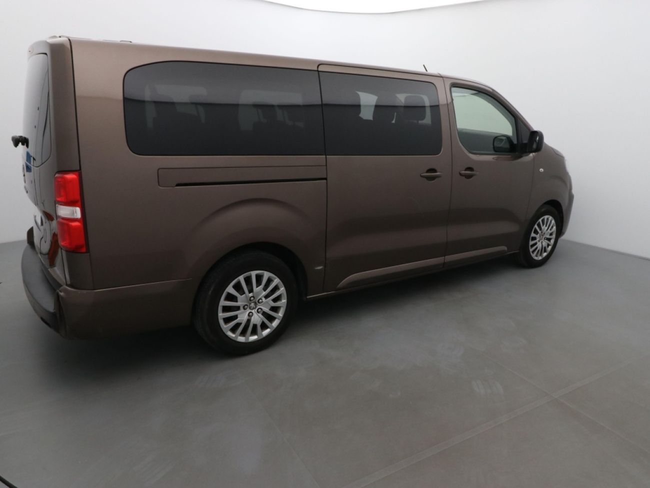 Mandataire PEUGEOT TRAVELLER 1.5 BLUEHDI 120CH S&S LONG BUSINESS 9 PLACES