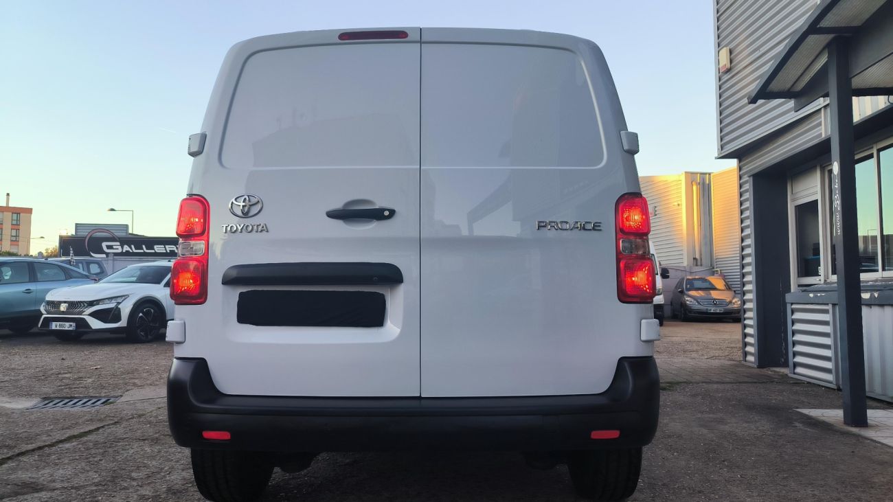 Mandataire TOYOTA PROACE FOURGON RC21 MEDIUM 2.0L 140 D-4D BVM6 DYNAMIC